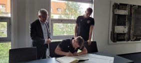 U19 Europameister dürfen sich in das Gästebuch der Stadt Hagen eintragen