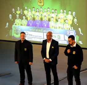 Cheftrainer Stefan Neff (rechts) und Sportdirektor Michael Stock (links) informierten über die sportliche Situation, Dirk Müller führte charmant durch den Abend.