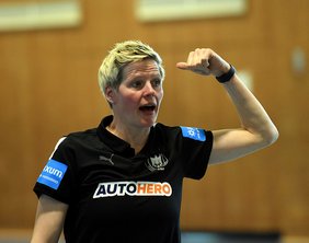 Clara Woltering aus dem Trainerkompetenzteam des DHB referierte in der Sporthalle Mittelstadt zum Thema "Grundposition im Torwartspiel".