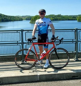 180,2 Kilometer ist beim Ironman die Radfahrstrecke lang. Ausrüstung und Training verschlingen Geld und Zeit - auch für Lou Schmidt.