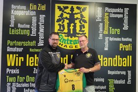 Auf weitere (mindestens) drei gemeinsame Jahre: Joachim Muscheid, Geschäftsführer der Handball-Management GmbH (rechts), und Cheftrainer Stefan Neff nach der Vertragsverlängerung.