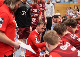"Ich bin verliebt in meine Truppe": Bob Hanning gibt Anweisungen an seine Spieler des VfL Potsdam.